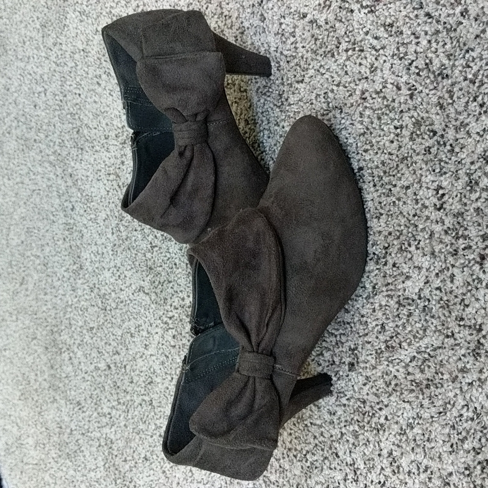 Women's gray booties with bow detail